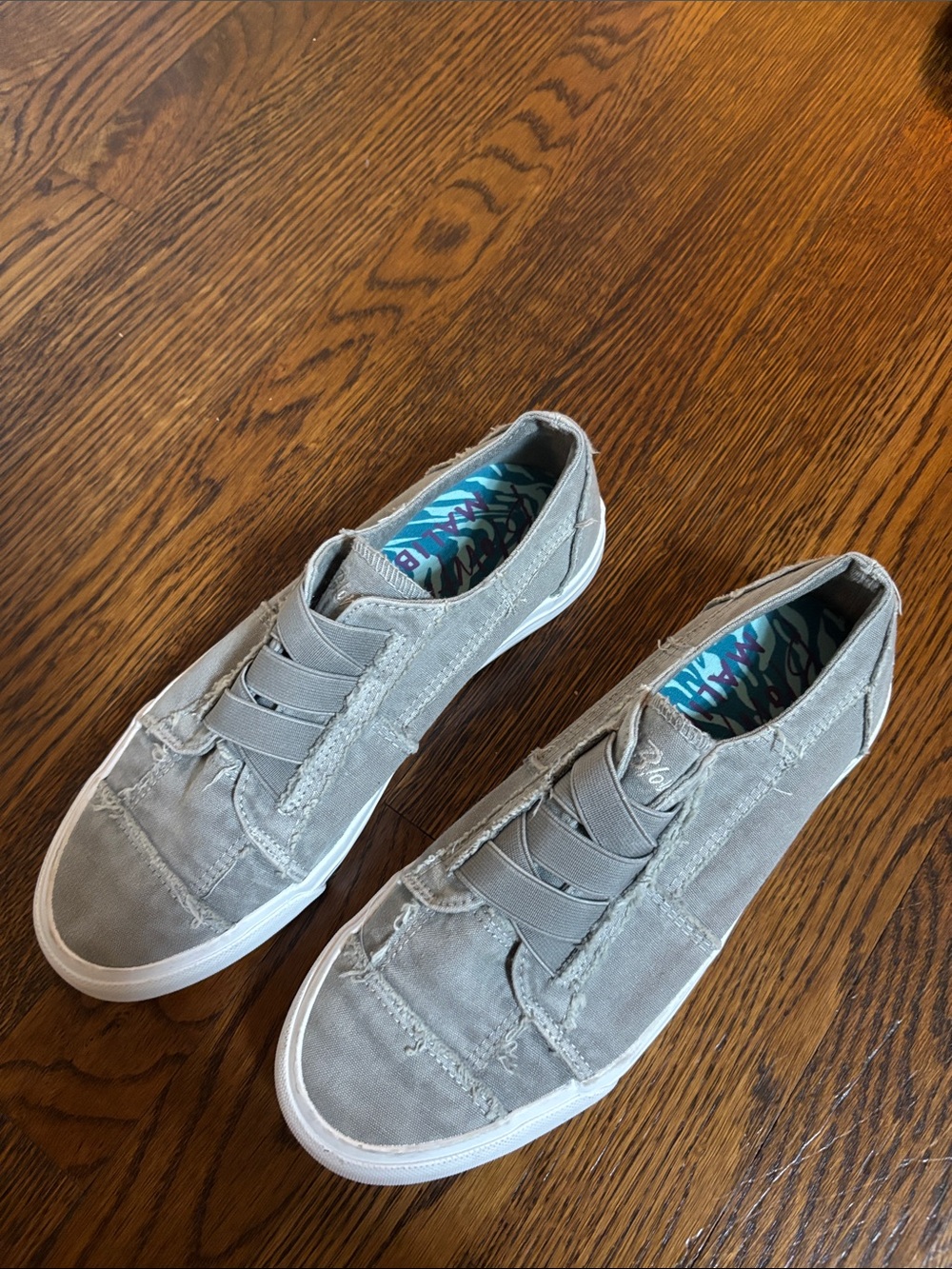 Blowfish Malibu women’s size 8 Light Gray Canvas Slip-On Sneakers Elastic Laces